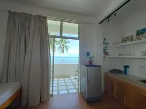 Absolute Beachfront Studio with Kitchen & Balcony - 长滩岛