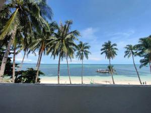 Absolute Beachfront Studio with Kitchen & Balcony