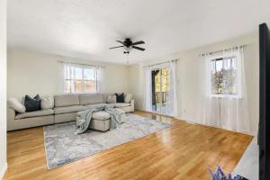 Spacious 4 bedrooms, 5 beds home - 3 Minutes to Downtown Moncton - 4hvězdičkové hotely ve městě Moncton