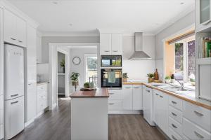 Legana Lodge - A home away from home - Catering for up to 12 guests