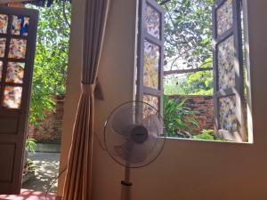 Phòng Gia đình Nhìn ra Vườn (Family Room with Garden View)
