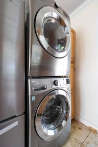 Elegance Escape Sleeps 10 Pool with Jacuzzi