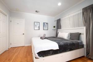 Elegance Escape Sleeps 10 Pool with Jacuzzi