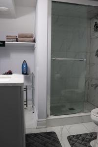 Garden 2 BR Apt - Free Parking Wifi Laundry Workstation