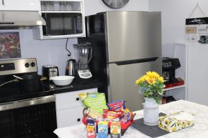 Garden 2 BR Apt - Free Parking Wifi Laundry Workstation
