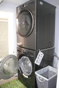 Garden 2 BR Apt - Free Parking Wifi Laundry Workstation