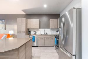 Lux Apt -PoolHotTubGymPrkg-View!