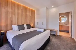 Luxury, Elevated, Three-Bedroom Villa - Hagley