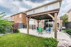 Garden 2 BR Apt - Free Parking Wifi Laundry Workstation - Brampton