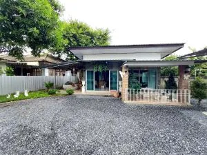 Red Lamp House - Ban Mae Pong