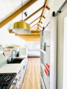 Sunny Days Tiny House with private entrance, pool and view