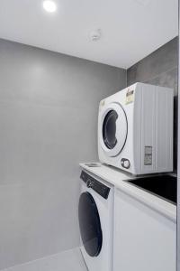 2BR Modern Surfers Paradise Apt