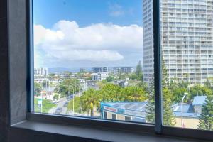2BR Modern Surfers Paradise Apt