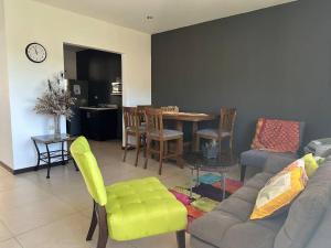 Casa mirando a la montaña, camino al volcán