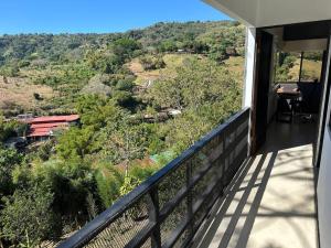 Casa mirando a la montaña, camino al volcán
