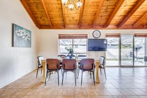 StayAU Tranquil 4BR Lakeside Retreat in Seabrook