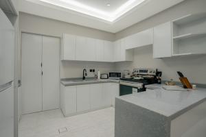 Layali Properties - Boho Oasis 3BR Apt - Convention and Exhibition Center