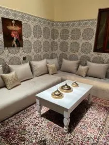 Near airport - pool- terrace- airco-parking-wifi - El Khobbane