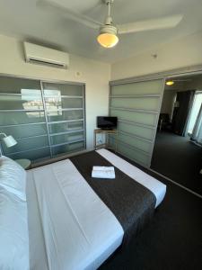 Pandanas 15th floor (Water, City & Sunset views)