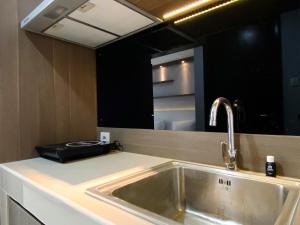 Modern and Comfy Studio at Pollux Chadstone Apartment By Travelio