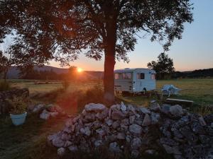 Caravane Vintage insolite avec jacuzzi au calme