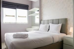 Minimalist and Warm 1BR Signature Park Grande Apartment By Travelio