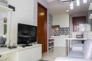 Minimalist and Warm 1BR Signature Park Grande Apartment By Travelio