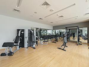 Modern Studio Balcony & Marina View Pool & Gym