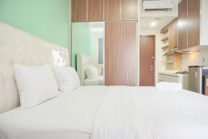 Comfort Living and Homey Studio Signature Park Grande Apartment By Travelio