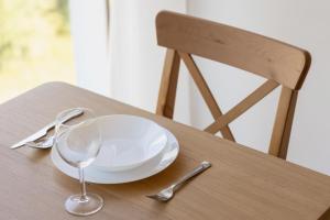 Beżowy Apartament Przy Parku w Katowicach z Widokiem na Staw i Biurkiem by Noclegi Renters