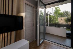 Lux Apartment Anya - private garden & garage space