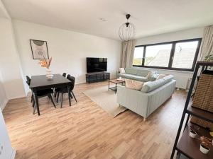 110qm- 4 Rooms - free private parking- free fast WIFI - Kitchen - near Wood- A Part Time Home
