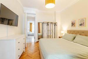 2 Camere Indipendenti, In pieno Centro con Veranda