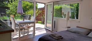 All-in-One Apartment mit eigener Sonnenterrasse im Garten