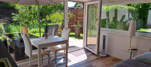 All-in-One Apartment mit eigener Sonnenterrasse im Garten