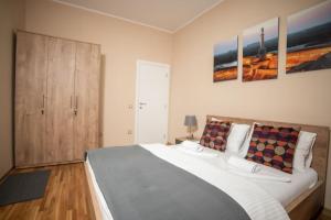 3 BDR for 6 CENTER CLOSE TO NATIONAL MUSEUM