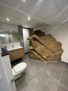 Casa con piscina y vistas al mar a pies de montaña