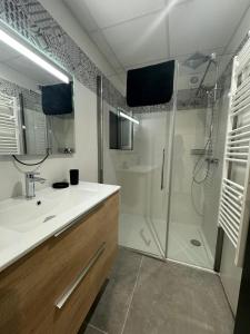 Casa con piscina y vistas al mar a pies de montaña