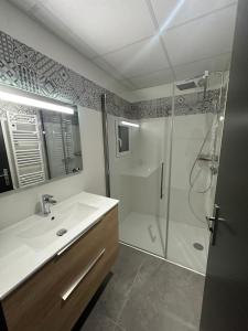 Casa con piscina y vistas al mar a pies de montaña