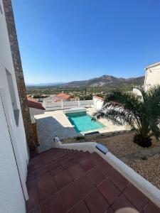 Casa con piscina y vistas al mar a pies de montaña