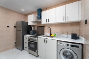 Nasma Luxury Stays - Elevated Comfort & Style in a 24th Floor Apartment