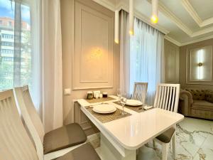 ApartPoltava NEW PALACE 2023 Вишукані апартаменти на Соборності Центр Готельні чеки