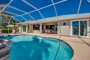 CoralVilla Lazy Days - comfortable, pool & spa, great boat location