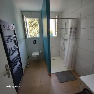 Appartements Perle rare, F4 donnant sur un grand jardin prive amenage, parkings gratuits, clim, calme, ideal famille & pro, 10 min de la mer et du centre-ville, de la gare sncf et routiere : Appartement 3 Chambres