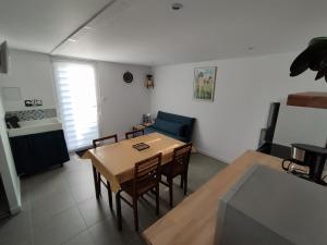 Maisons de vacances Le Gite de L-Ogerie - 20 min du Puy du F - Petit dej et draps compris : photos des chambres