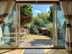 Willow Stream House - Spacious City Centre Riverside Home - FREE 2 Car Parking