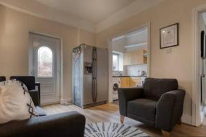 Vibrant Artist Hideaway by Centre Parking