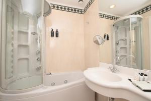 Family Suite with Spa Access room in Hotel De Londres