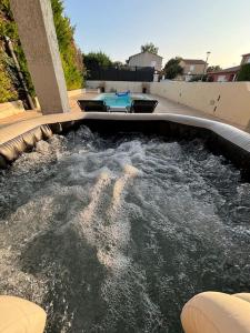 Villas Villa avec piscine et Jacuzzi entre Aix et Marseille : photos des chambres