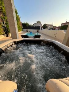 Villas Villa avec piscine et Jacuzzi entre Aix et Marseille : photos des chambres